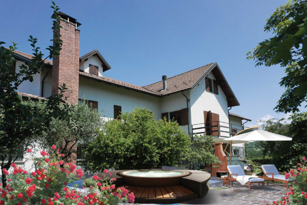 Giardino esterno con vasca idromassaggio sdraio ed ombrelloni